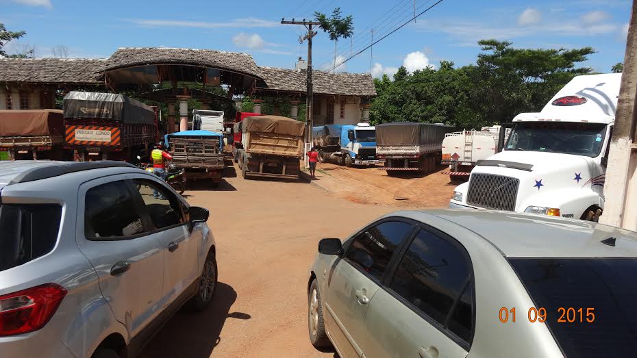 Caminhoneiros brasileiros fecharam a ponte que dá acesso à Cobija após violência contra carreteiro/Foto: Carlos Portela ponte-bolivia