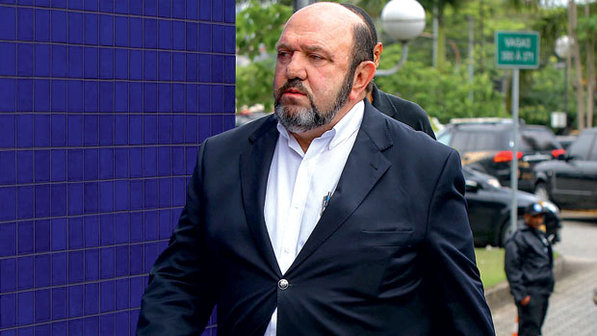 DIRETO DA PRISÃO - O empresário Ricardo Pessoa chega à Polícia Federal: ele escreveu a carta um dia depois do Natal (Marcos Bezerra/Futura Press/Estadão Conteúdo/VEJA) ricardo-pessoa-lava-jato-size-598