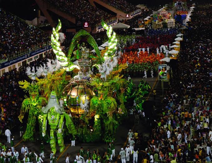 A escola desfilará com 3.800 componentes, distribuídos em 22 alas e bateria, além dos quatro casais de mestres-salas e porta-bandeiras e cinco alegorias/Foto: Divulgação samba-acre