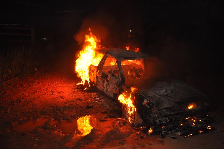 Caminhonete com slogam do Governo do Acre carro
