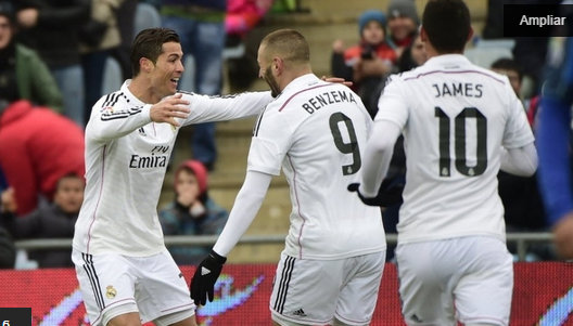 Cristiano Ronaldo comemora com Benzema após abrir o placar para o Real Madrid contra o Getafe, em partida do Campeonato Espanhol neste domingo (18) PIERRE-PHILIPPE MARCOU/AFP PHOTO cristiano