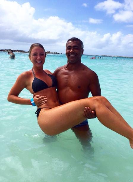 Dixie Pratt e Romário em Aruba Foto: Reprodução/ Instagram Leia mais: http://extra.globo.com/famosos/retratos-da-bola/mais-velha-que-nova-namorada-do-pai-moniquinha-aceita-romance-de-romario-importante-a-felicidade-dele-15090199.html#ixzz3PHLPdQaM dixie-pratt4.jpg.png