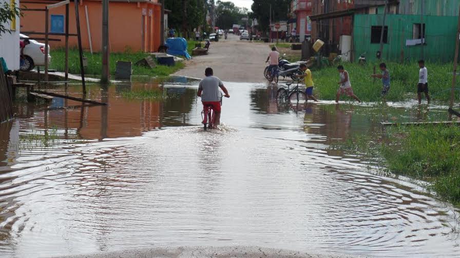 Águas do Iaco começam a invadir alguns pontos da cidade iaco