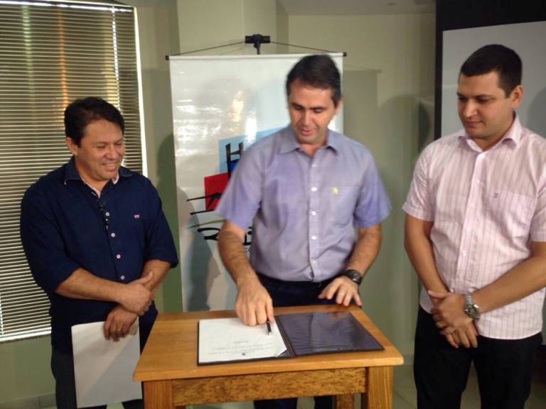 Prefeito Marcus Alexandre sanciona a nova lei ao lado dos vereadores Artêmio Costa e Gabriel Forneck/Foto: Gina Menezes/ContilNet Notícias lei do troco