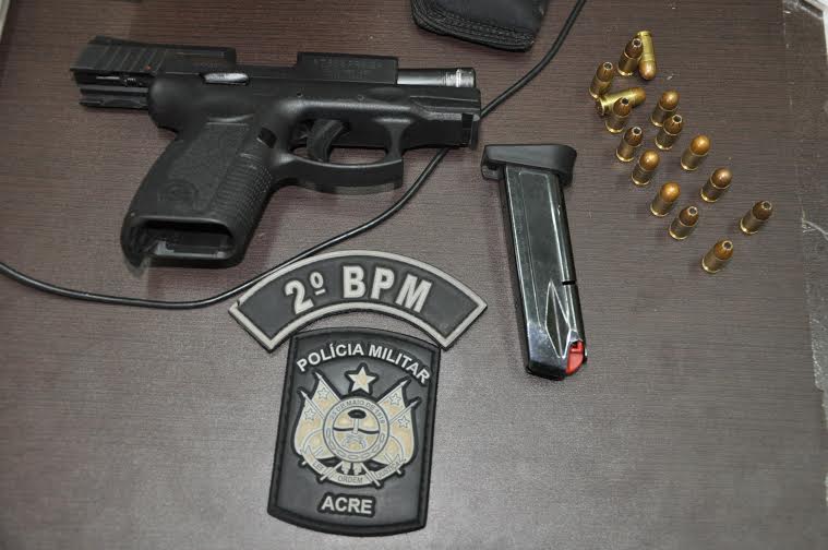 Os acusados portavam uma pistola 380 com 15 munições menoarm