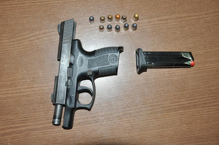 A arma apreendida pela polícia pistola