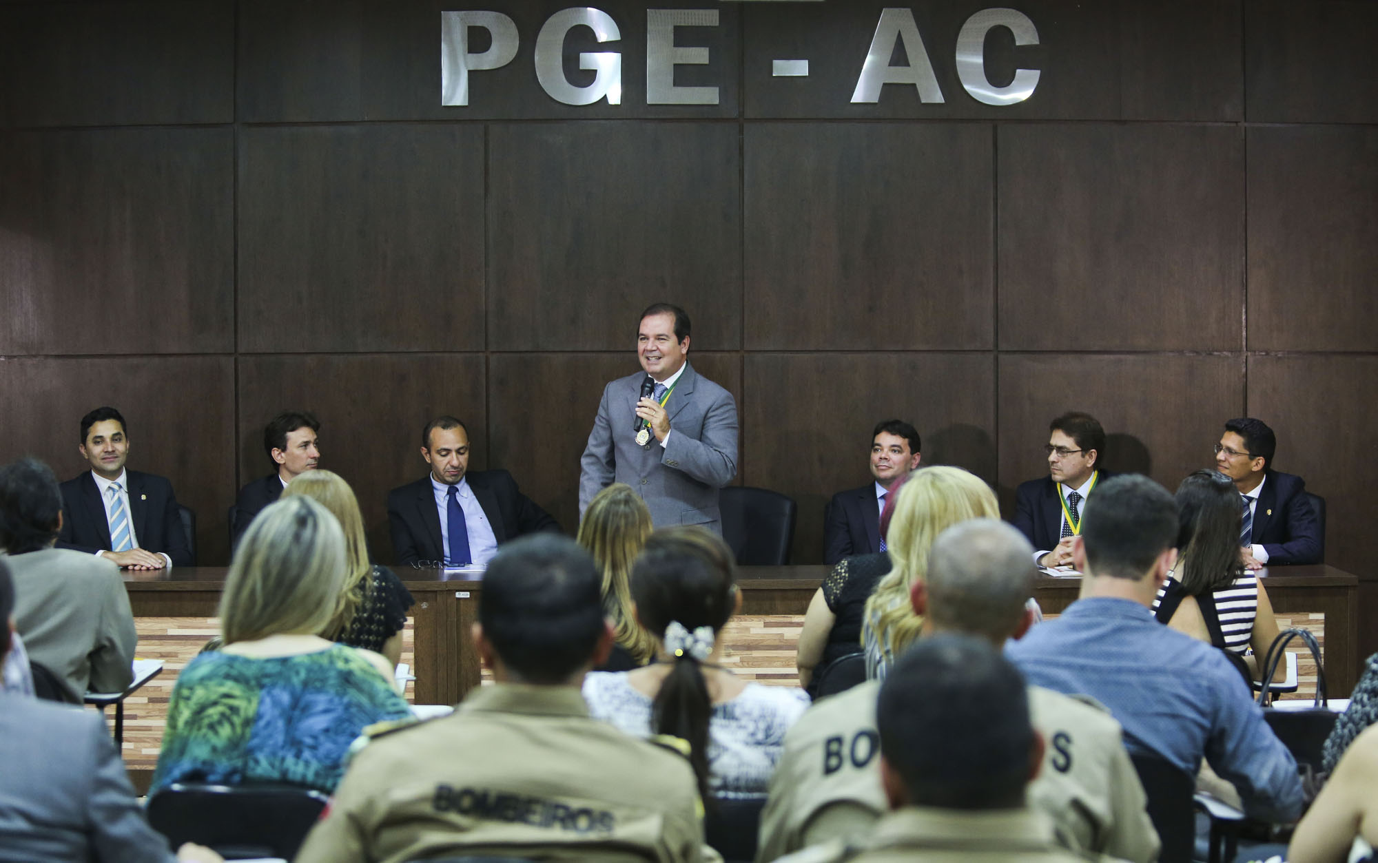 Na foto o governador Tião Viana recebendo medalha de honra na PGE/Foto: ANA tiaoviana