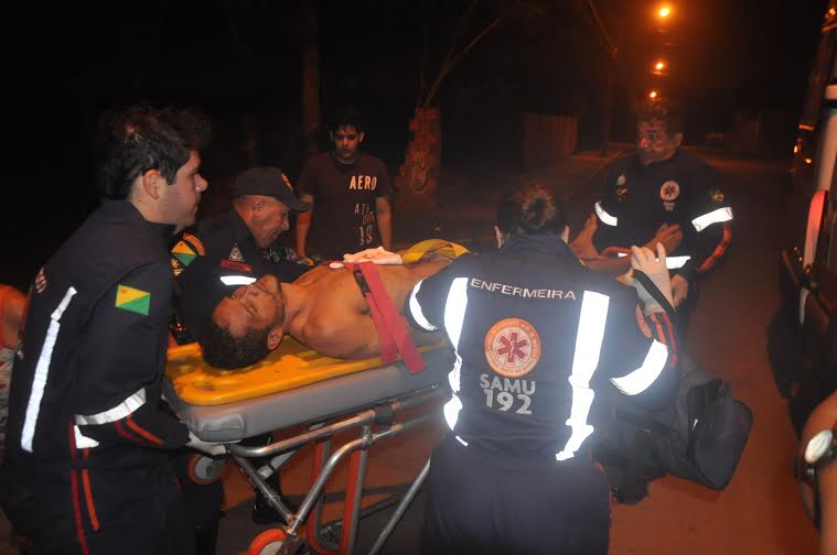 Homem foi atendido por uma equipe do Samu/Fotos: Selmo Melo/ContilNet Notícias tiroo