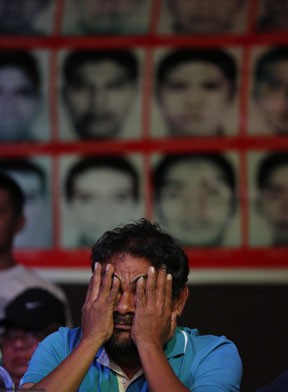 Pai de um dos desaparecidos de Ayotzinapa lamenta durante ato na Cidade do México (Foto: Bernardo Montoya/REUTERS) 2015-01-28t054343z 10397471