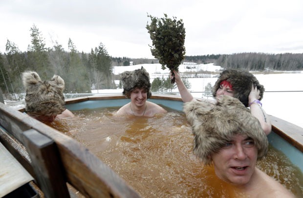 Grupo relaxou em piscina de cerveja durante competição de sauna (Foto: Ints Kalnins/Reuters) 2015-02-22t172328z 288871288 gm1eb2n03pt01 rtrmadp 3 estonia-oddly