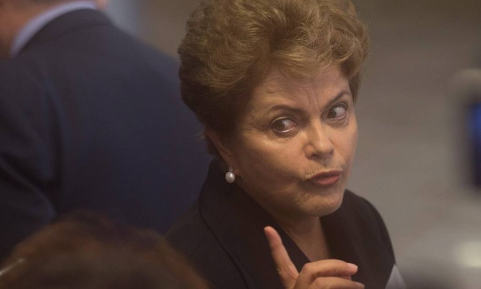 Dilma Rousseff após a cerimônia de entrega de credenciais de novos embaixadores nesta sexta-feira - Andre Coelho / O Globo 2015022028506