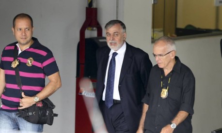 Paulo Roberto Costa deixa a Polícia Federal em Curitba - STRINGER/BRAZIL / REUTERS BRAZIL-PETROBRAS -2