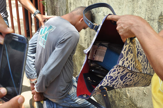 Polícia conseguiu prender um dos assaltantes/Foto: Selmo Melo/ContilNet Notícias DSC 0046