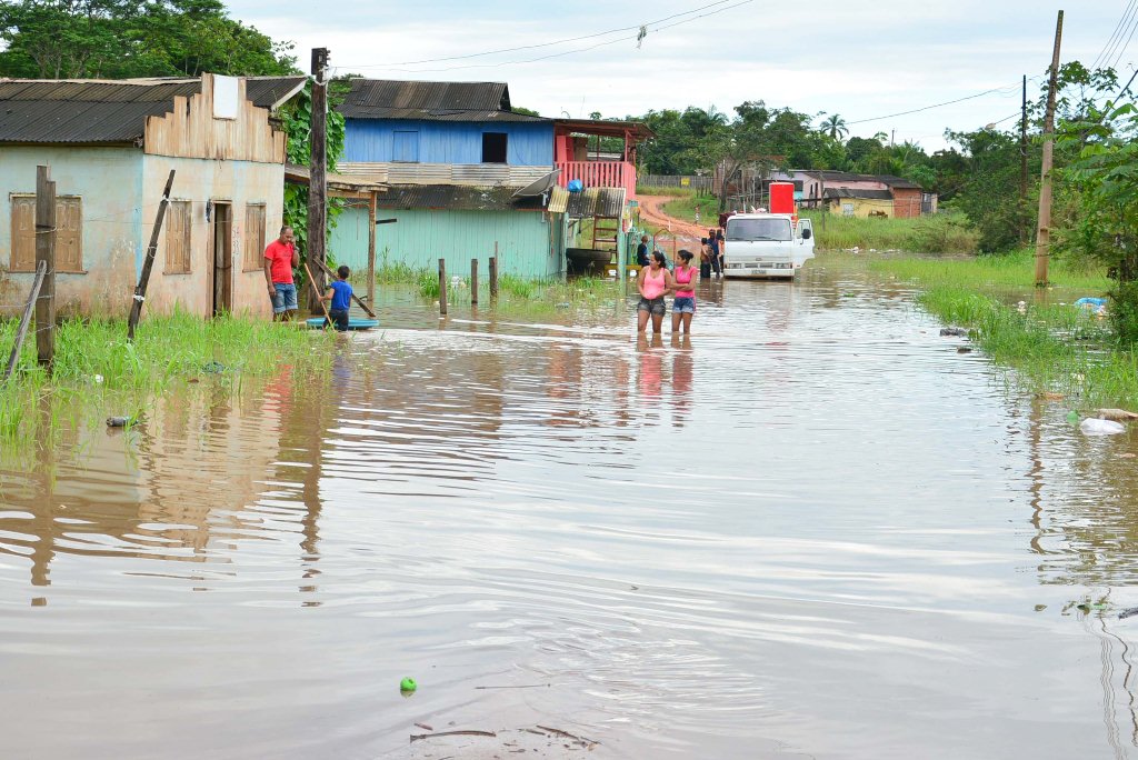 No bairro Seis de Agosto, a água já começa a atingir as primeiras casas/Secom Pref.-Vistoria-areas-alagada-6-de-Agosto-1
