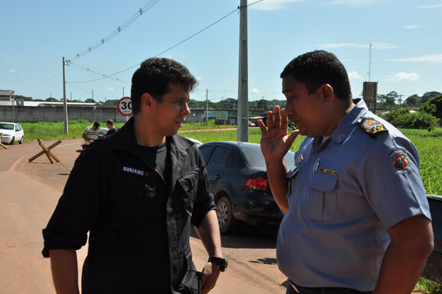 Adriano Marques conversa com o comandante-geral da PM, Júlio César adrinaoprotesto