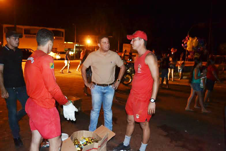 No início da noite de sábado, o senador Gladson Cameli acompanhou o trabalho de homens do Corpo de Bombeiros na retirada das famílias de áreas alagadas/Foto: Assessoria apoiocmeli