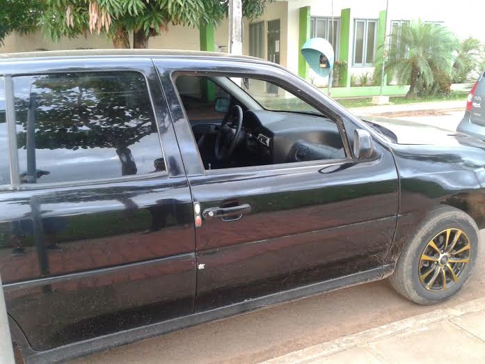 Assaltantes quebraram o vidro do carro e levaram a bolsa da jovem/Foto: Wiliandro Derze/ContilNet Notícias assalto
