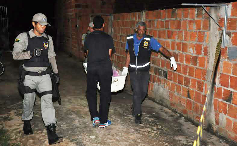 O Serviço de Atendimento Móvel de Urgência (Samu) foi acionado para socorrer a vítima, mas Edmílson já estava sem vida/Foto: Selmo Melo/ContilNet Notícias assassinato-agente2