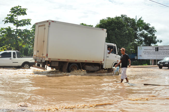 Principal via de acesso à Sobral está inundada/Foto: Selmo Melo/ContilNet Notícias bolapreta