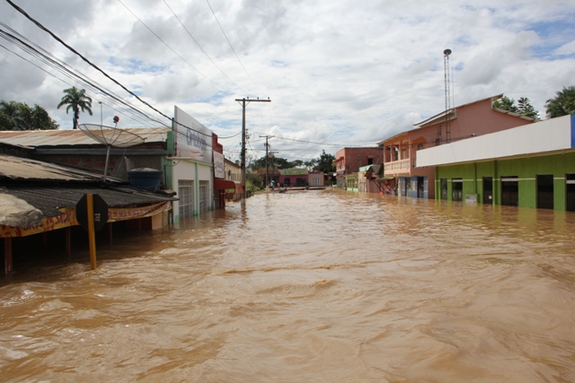 Centro de Brasiléia foi tomado pelas água do rio Acre/Foto: Wiliandro Derze/ContilNet Notícias brasileia-agua