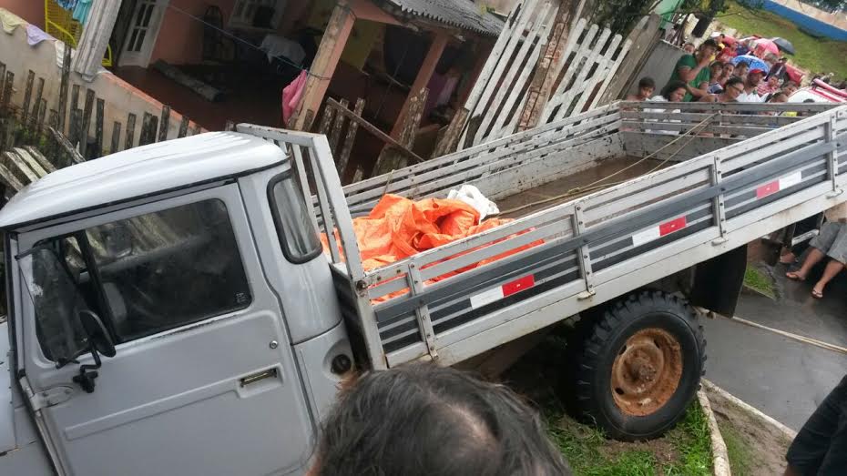 Camionete acertou a vítima em cheio, após ter cabo de direção quebrado camionetemenor