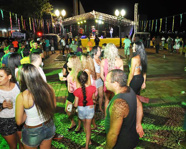 Foliões pulam Carnaval na 1ª noite de folia na Gameleira e resgatam tradição do local
