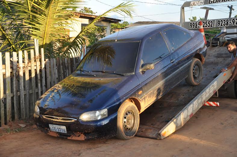 Carro foi encontrado no bairro Caladinho/Foto: Selmo Melo/ContilNet Notícias carro-assassinos2