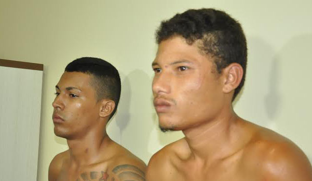 Segundo os policiais civis, os dois acusados roubam motocicletas e passam para outro grupo/Foto: Selmo Melo/ContilNet Notícias casacaiu