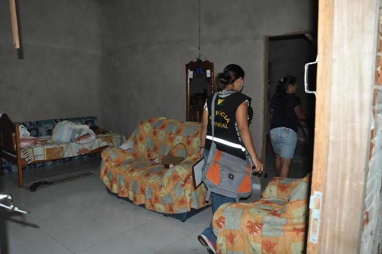 Após ser feito o Boletim de Ocorrência, peritos do Instituto de Criminalística foram até a casa para realizar a perícia/Foto: Selmo Melo/ContilNet Notícias casaguangue