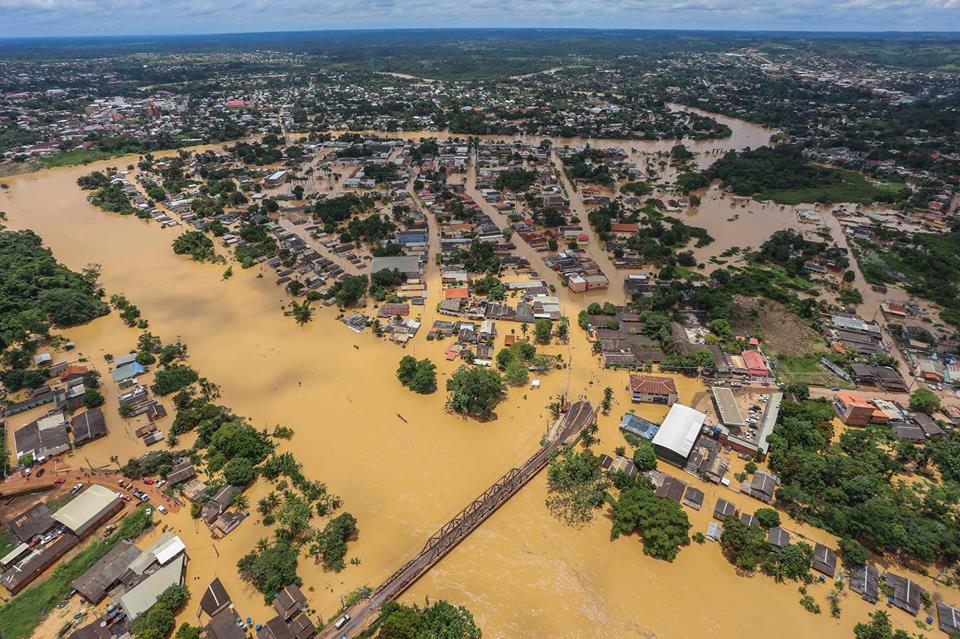 Em Brasiléia, enchente do rio Acre já desabrigou milhares de pessoas cheiabrasileia