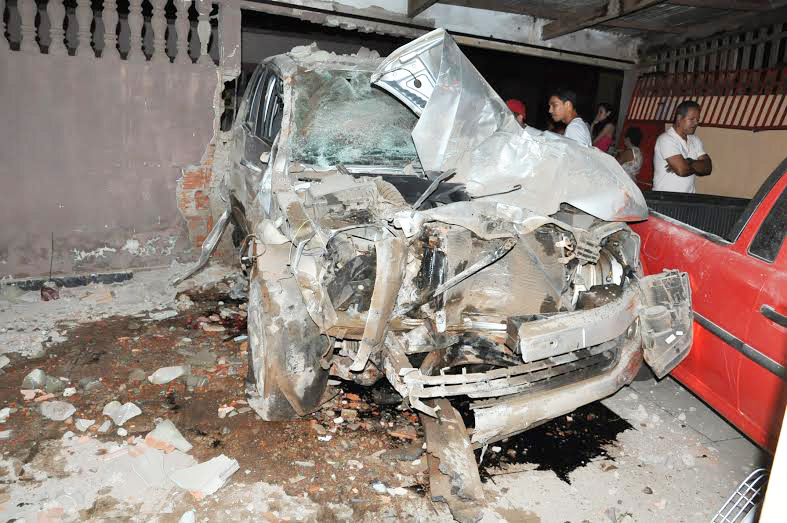 Impacto foi tão forte que destruiu a garagem da residência/Foto: Selmo Melo/ContilNet Notícias colisaograve