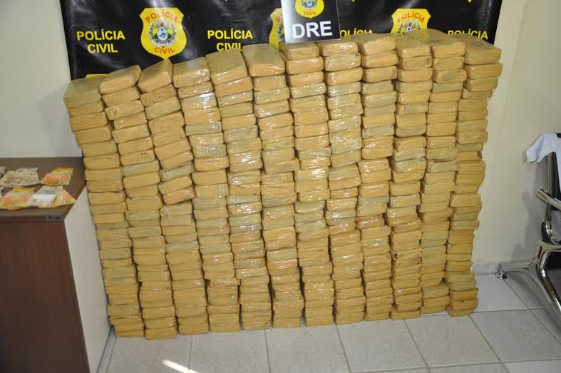 De acordo com os agentes, estima-se que a quantidade da droga, que será incinerada, poderia render R$ 1 milhão aos traficantes/Foto: Selmo Melo/ContilNet Notícias droga-presa-sc
