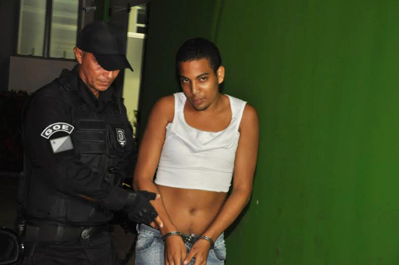 Depois de um certo tempo, ele expeliu 4 trouxinhas de, supostamente, pasta base de cocaína, e um tablete de maconha/Foto: Selmo Melo/ContilNet Notícias drogadetentento