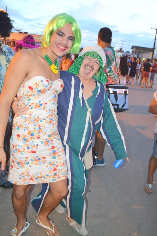 A professora Zeneide Diniz vestida de “sheik árabe”, com o neto, Eduardo Mailan/Fotos: Socorro Pinheiro/Wania Pinheiro eduardo e zeneide