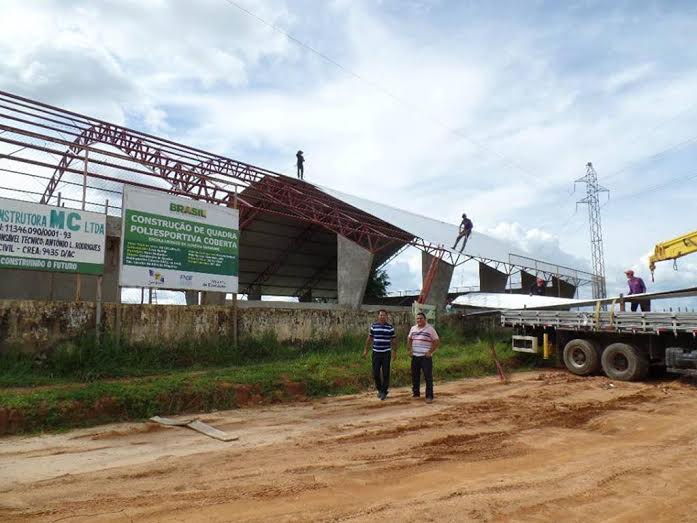 Recentemente, o prefeito Mano Rufino (PR) esteve vistoriando o andamento dos trabalhos, acompanhado do presidente da câmara municipal, vereador Gilberto Lira (PR)/Foto: Assessoria escolas-sena-szona