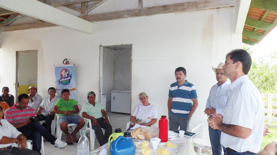 O prefeito de Sena Madureira, Mano Rufino (PR), ficou otimista em face do que foi anunciado e disse que a Prefeitura atuará em parceria com este setor/Foto: Assessoria fabrica-queijo-sena2