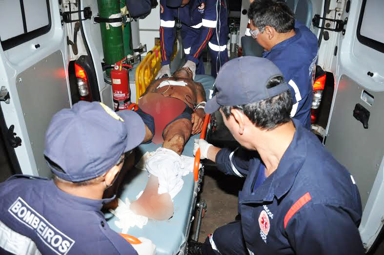 O Serviço de Atendimento Móvel de Urgência (Samu) foi acionado e encaminhou a vítima ao Pronto Socorro de Rio Branco, onde foi submetido a uma cirurgia de emergência/Foto: Selmo Melo/ContilNet Notícias facadas-grave