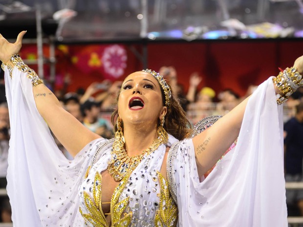 A cantora Maria Rita, filha de Elis Regina, canta chamando o público no desfile da Vai Vai, que homenageia sua mãe (Foto: Flavio Moraes/G1) fmo 4861 flavio moraes-g1