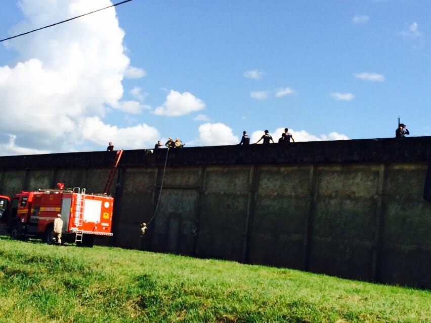 Agentes penitenciários e policiais civis e militares tentam combater a rebelião fogosenana