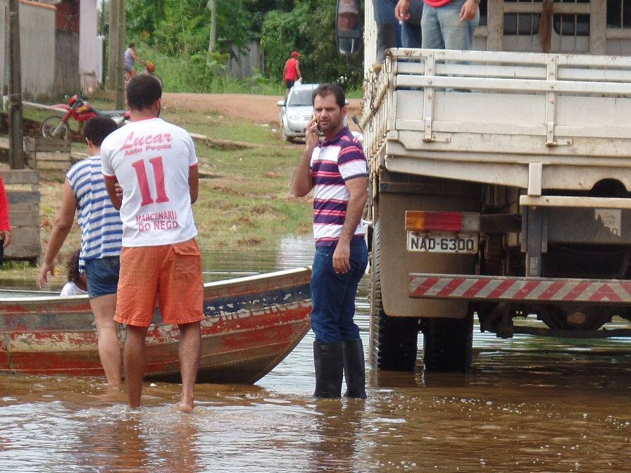 Mano Rufino acompanha retiradas das famílias atingidas pela cheia em Sena/Foto: Assessoria iacosena-prefeitocheia