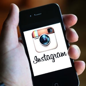 imagem-exibe-o-logotipo-do-instagram-em-um-smartphone-iphone-1360852180438 300x300