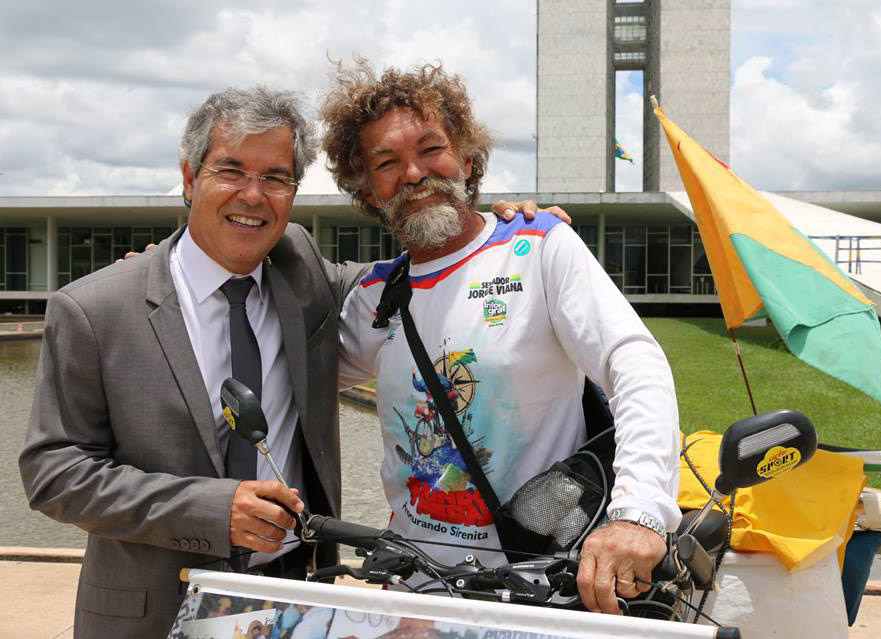Jorge Viana posa ao lado do aventureiro Gilberto Trottamondos/Foto: Reprodução Facebook jorge-trota