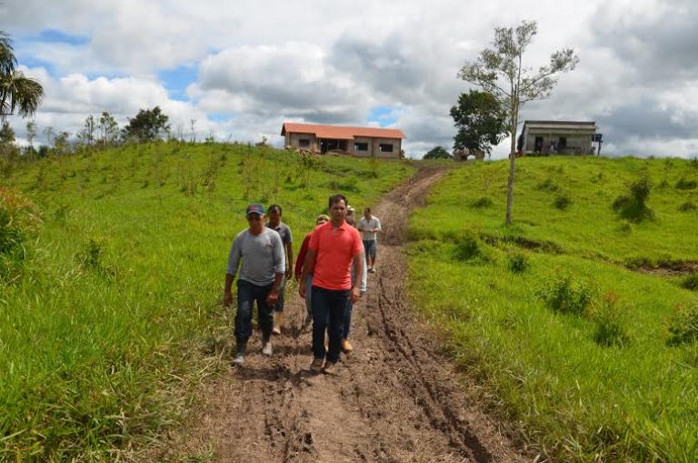 Visita em uma comunidade rural, em Sena Madureira maninho