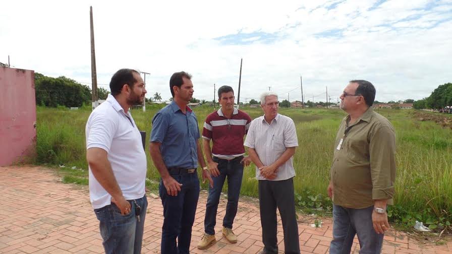 O prefeito Mano Rufino esteve no local com sua equipe manissino