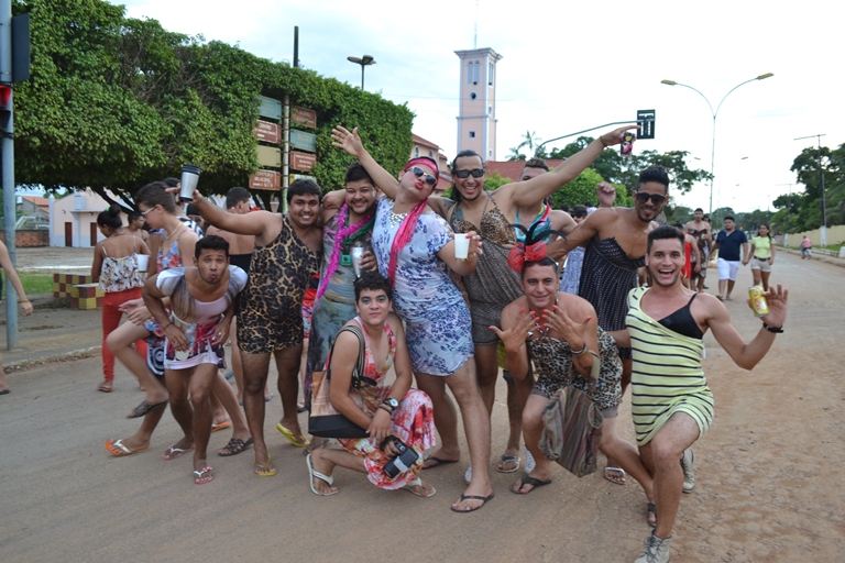 Turma de marmanjos das “virgens” exibindo os ‘modelitos nas ruas de Sena Madureira meninas