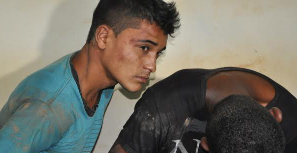 Os três foram presos depois de uma perseguição policial/Foto: Selmo Melo/ContilNet Notícias moto-prisao-trio