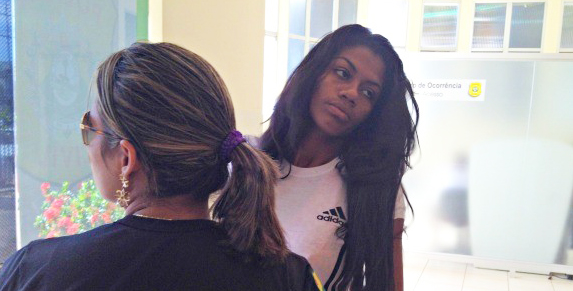Acusada foi transferida para o presídio de Sena Madureira/Foto: Aline Nascimento/ G1) perigosa