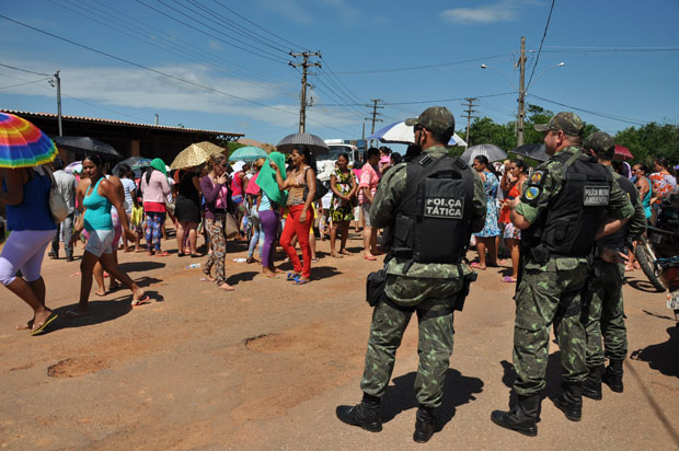 Dezenas de visitantes protestam em frente à Penal/Foto: Selmo Melo/ContilNet Notícias protesto-mulheres