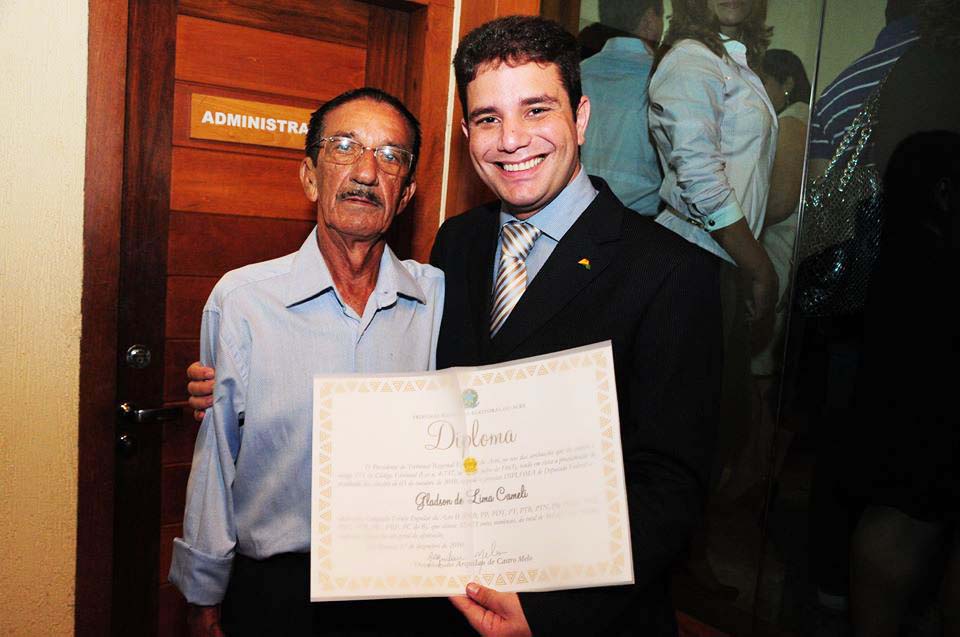 Gladson Cameli ao lado do avô durante sua diplomação/Foto: Arquivo pessoal rezenelgladson