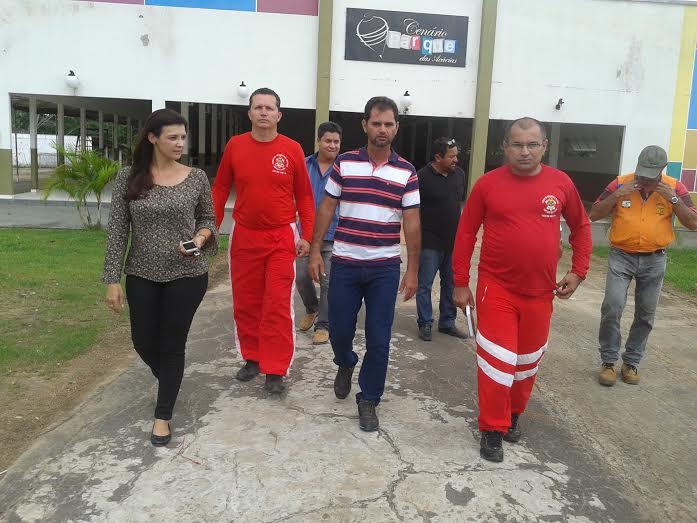 Mano visita abrigo montado para receber as famílias desabrigadas pela cheia rioiacosabado2
